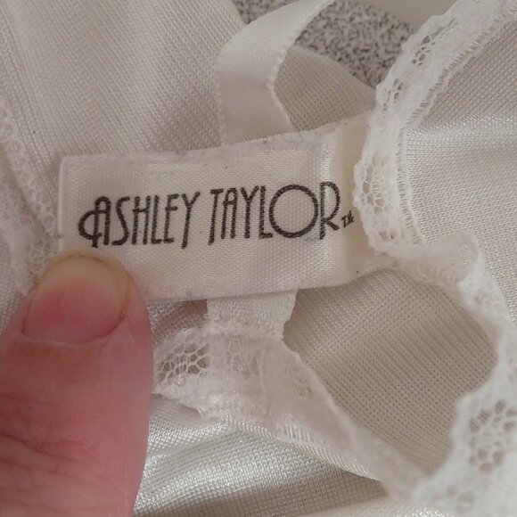 Ashley Taylor Top Slip Size Medium - Picture 2 of 4
